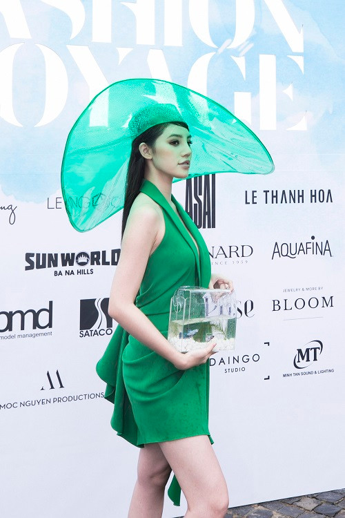 Hoa hậu Jolie Nguyễn diện trang phục màu xanh.