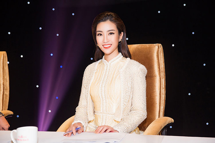 “Mỹ Linh chứng tỏ cô ấy xứng đáng với vương miện Hoa hậu Việt Nam, với danh hiệu Hoa hậu Nhân ái thế giới. Chưa đầy 2 năm, Mỹ Linh của ngày hôm nay tôi gặp lại đã xinh đẹp và trưởng thành hơn rất nhiều”, Trác Thúy Miêu chia sẻ.