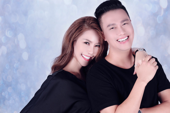 Quế Vân âu yếm ngả vào Việt Anh, tay cầm tay.
