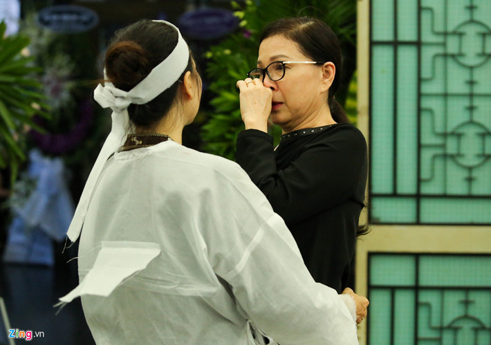 NSƯT Kim Xuân an ủi, động viên vợ cố nghệ sĩ. Nghe chị Phương Đào nhắc lại những giây phút cuối của Thanh Hoàng, nữ diễn viên bật khóc.