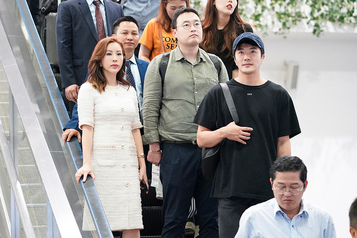 Do trực tiếp đưa Kwon Sang Woo thoát khỏi “biển người” để lên xe VIP về trung tâm thành phố nghỉ ngơi, Hoa hậu Thu Hoài không may bị chấn thương ở bàn tay.