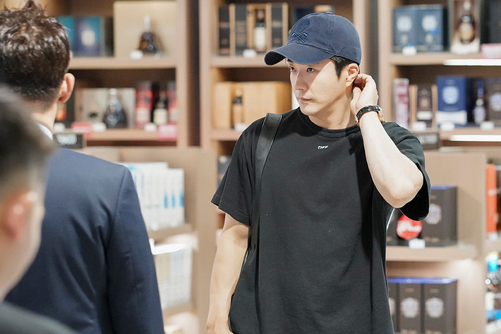 Hình ảnh Kwon Sang Woo tại sân bay.