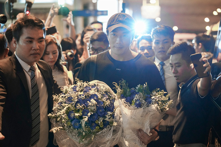 Kwon Sang Woo trong vòng vây của khán giả và truyền thông.