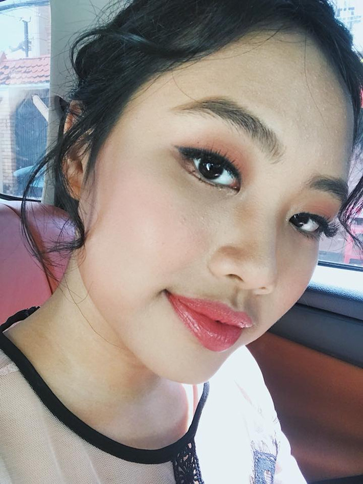 Ngoài chất giọng ngọt ngào ngày càng được chau chuốt và hoàn thiện, người hâm mộ có thể dễ dàng nhận ra Phương Mỹ Chi càng lớn càng xinh đẹp, điệu đà. Mới đây, cô bé dân ca thu hút sự chú ý của cộng đồng mạng khi khoe những hình ảnh chuẩn bị đi sự kiện trên trang facebook cá nhân.