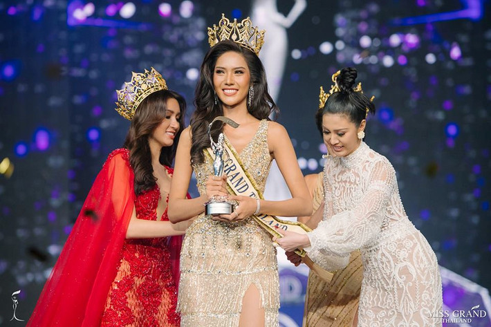 Trên fanpage của cuộc thi Miss Grand International, khán giả dành cho Namoey Chanaphan những lời nhận xét "có cánh". Nhiều người cho rằng cô sở hữu vẻ đẹp sắc sảo, lại có tri thức, chắc chắn sẽ đạt thành tích cao tại đấu trường quốc tế. "Rất rạng rỡ", "Đã đến lúc Thái Lan đăng quang rồi"... là những bình luận của cộng đồng mạng.