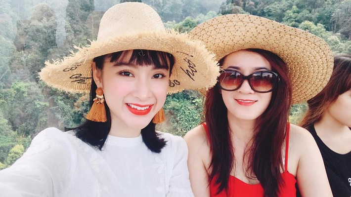 Đây không phải lần đầu mẹ của nữ diễn viên khiến cộng đồng ngỡ ngàng vì nhan sắc trẻ trung không thua kém con gái.