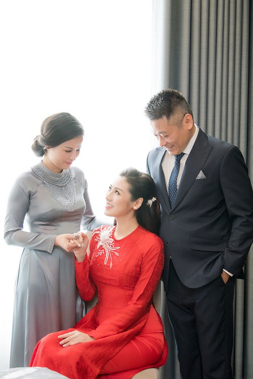 Trước giờ lên xe hoa, Tú Anh hạnh phúc bên bố mẹ.