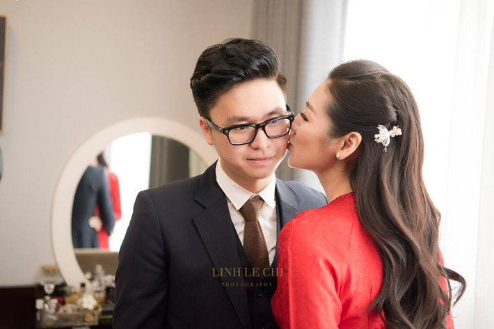 Chàng thiếu gia đến đón dâu vào lúc 15h. Cặp đôi dành cho nhau nụ hôn ngọt ngào.