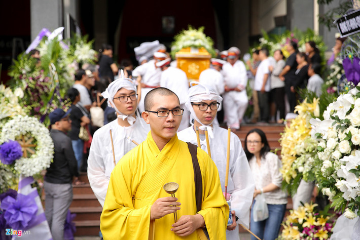 Hai con trai của cố nghệ sĩ cầm ảnh và bát hương cha, cố tỏ ra mạnh mẽ nhưng đôi lúc nước mắt vẫn lăn dài trên má.