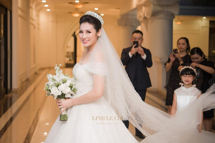 Nhiều lần mặc váy cưới trình diễn, nhưng lần này Tú Anh xinh đẹp nhất khi diện váy cô dâu.