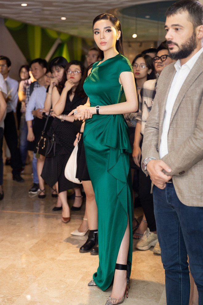 Phong thái sang trọng của Kỳ Duyên khi xuất hiện tại sự kiện.