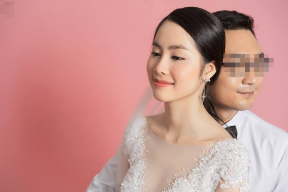 Dù đã lên tiếng nhưng Võ Hồng Ngọc Huệ vẫn nhận phải "cơn mưa gạch đá" từ phía dân mạng, đặc biệt là hội chị em. Vướng phải ồn ào này có lẽ là lí do khiến Ngọc Huệ "ở ẩn" trong khoảng thời gian dài và không tham gia bất cứ hoạt động nào của showbiz.