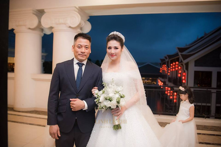 Tú Anh khoác tay bố chuẩn bị tiến vào lễ đường.