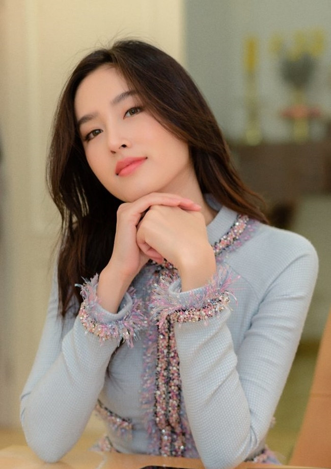 Nong Poy - "mỹ nhân chuyển giới đẹp nhất Thái Lan" đến Việt Nam từ ngày 27/7 vừa qua theo lời mời của Hoa hậu Quý bà Hòa bình Thế giới 2017 Phương Lê. Trong sáng ngày 28, Hoa hậu Chuyển giới quốc tế 2004 đã có dịp gặp gỡ truyền thông Việt Nam. Cô diện áo dài cách điệu giản dị nhưng vẫn toát lên vẻ đẹp ấn tượng.