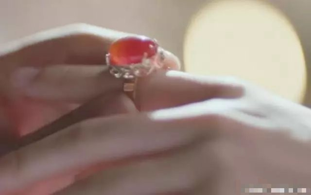 Từ khi lên sóng vào cuối tháng 6, phim truyền hình " Phù Dao hoàng hậu" do Dương Mịch và Nguyễn Kinh Thiên đóng chính liên tục trở thành đề tài quan tâm của cư dân mạng Trung Quốc, Việt Nam và nhiều nước châu Á. Bên cạnh nội dung ngôn tình đẫm nước mắt hợp thị hiếu giới trẻ, bộ phim cũng gây nhiều tranh cãi vì những sai sót ngớ ngẩn trên phim. Cảnh phim thành thân của Phù Dao và Trường Tôn Vô Cực (Nguyễn Kinh Thiên) vốn trang trọng và xúc động, nhưng bị phá vỡ bởi chiếc nhẫn được làm từ nhựa.