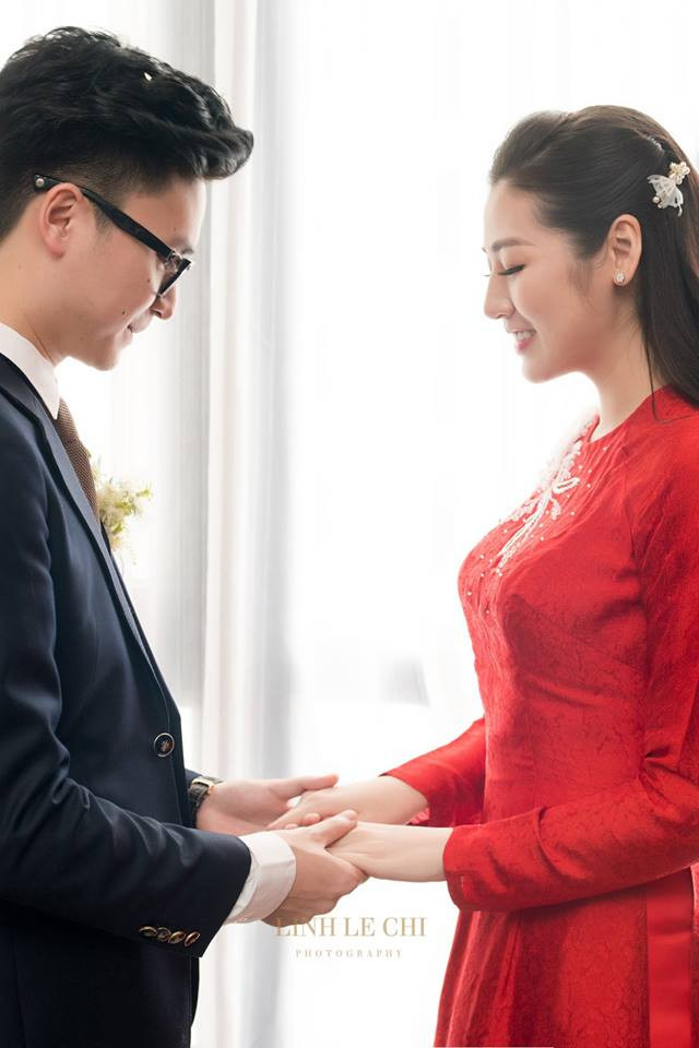 Cái nắm tay ngọt ngào thể hiện tình yêu bền chặt của Tú Anh và Gia Lộc.