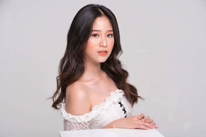 Bảo Châu sinh năm 2000, sở hữu chiều cao “khủng” 1m73 khi mới 18 tuổi. Cô nàng được biết đến là quán quân “Nữ sinh thanh lịch 2017” của ngôi trường THPT danh tiếng Trần Phú. Vừa qua, Nguyễn Hoàng Bảo Châu đã hoàn thành tốt kì thi THPT quốc gia 2018.