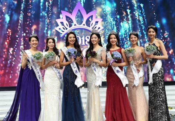 Tân Hoa hậu sở hữu gương mặt khá tự nhiên, dáng vóc gợi cảm, "nhỉnh" hơn hẳn các Á hậu nhưng lại bị chê nhan sắc quá tầm thường.