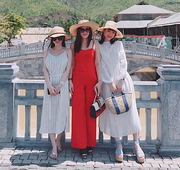 Nếu không giới thiệu, có lẽ mọi người sẽ lầm tưởng mẹ Phương Trinh là chị gái của cô.