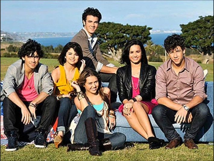 Sinh năm 1992, Demi Lovato là một trong những ngôi sao sáng nhất của kênh truyền hình Disney trong thế hệ vàng gồm Selena Gomez, Miley Cyrus, anh em nhà Jonas... Cô được kỳ vọng sẽ tiến xa trong âm nhạc vì sở hữu giọng ca khỏe và những ca khúc hit ở buổi đầu sự nghiệp.