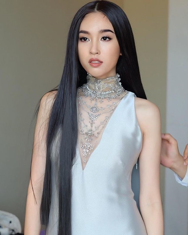 Nói về ca dao kéo khi còn học cấp 3, "người đẹp chuyển giới đẹp nhất Thái Lan" chưa từng nghĩ đó là một ca phẫu thuật mà đơn giản chỉ là quy trình chuyển từ sai thành đúng. "Vì vậy, tôi không cảm thấy đau khổ", Nong Poy tâm sự.