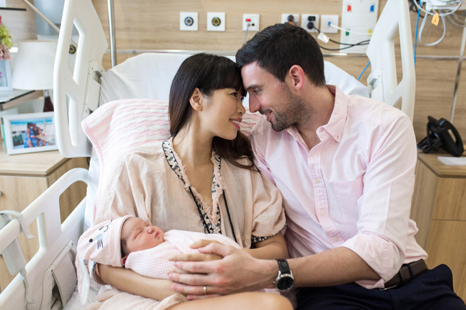 Con gái mới sinh của siêu mẫu Hà Anh có nickname Little Beat (Nhịp đập bé nhỏ), tên thật là Myla Vũ-Dowden. Nàng công chúa lúc chào đời nặng 4,4kg, dài 52cm, có mái tóc đen và dày, làn da trắng.