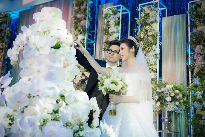 Cặp đôi thực hiện các nghi lễ trao nhẫn, cắt bánh cưới.