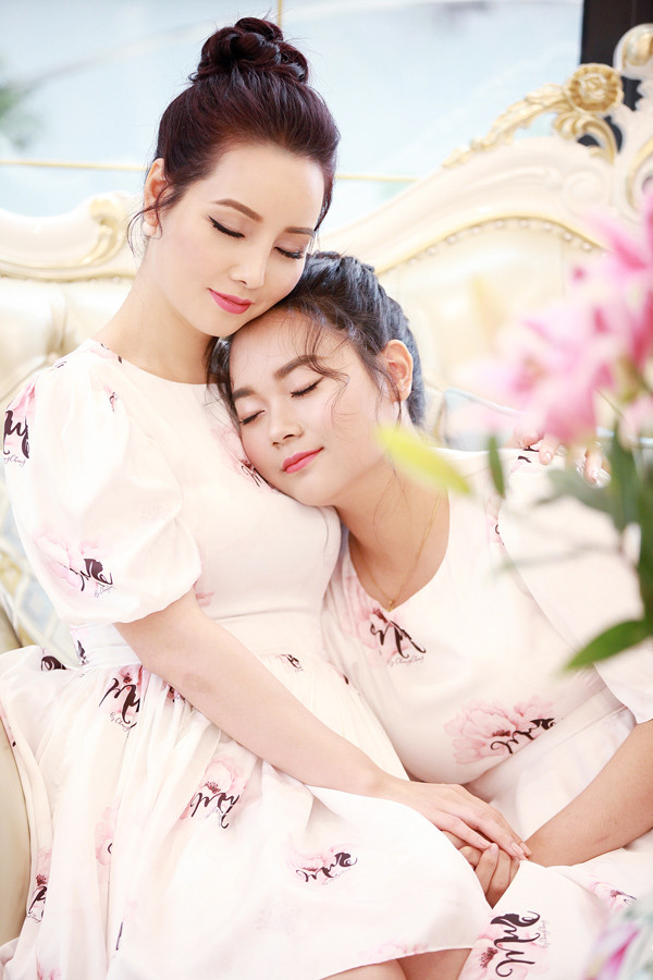 Mai Thu Huyền chia sẻ, ngoài thời gian dành cho công việc, cô luôn gần gũi, chia sẻ mọi vui buồn với các con. Nữ diễn viên tôn trọng quyền riêng tư và quan điểm của con. "Con gái đang ở độ tuổi ẩm ương, tính cách chưa ổn định nên tôi cố gắng làm bạn, tìm hiểu tâm sinh lý của con để cùng cháu vượt qua giai đoạn trẻ con đã qua, người lớn chưa tới này. Cũng may Huyền Anh rất thương mẹ và biết nghe lời", Mai Thu Huyền nói.