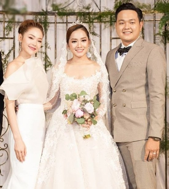Minh Hằng lựa chọn một chiếc đầm trắng tinh khôi với thiết kế phần ngực rất thanh lịch và quý phái. Khi cô đứng cạnh em dâu, nhiều người trầm trồ vì vẻ đẹp của hai chị em có những đường nét giống nhau.