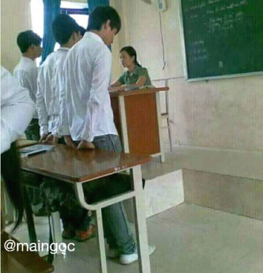 Cách đây ít giờ, bức ảnh cực hiếm được cho là của nam ca sĩ Sơn Tùng M-TP thời học sinh xuất hiện làm rần rần mạng xã hội. Tâm điểm chú ý trong bức ảnh là cậu học trò đi giày trắng đang cúi mặt trước bục giảng, cùng dàn nam sinh... "chịu trận" trước giáo viên.