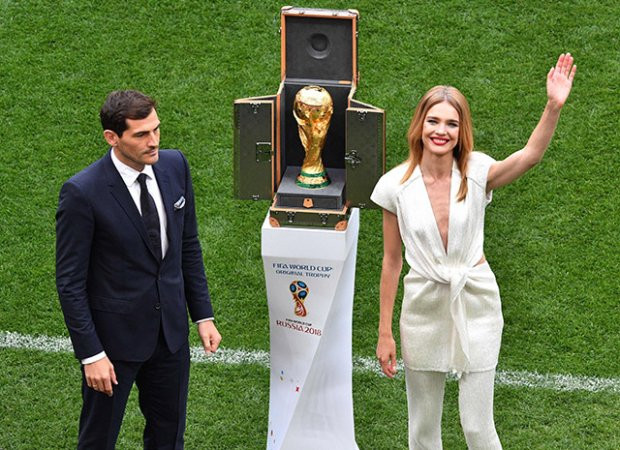 Trước đó cô cũng vinh dự được rước chiếc cúp vàng danh giá trong đêm khai mạc World Cup 2018. Khi đó người đẹp chọn một thiết kế tông trắng thanh lịch với những khoảng hở được cắt xẻ táo bạo.