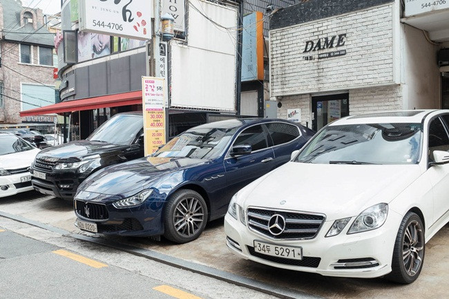 Điều dễ nhận thấy khi đi trên các con đường ở Gangnam là những chiếc xe đắt tiền của các thương hiệu Mercedes, Audi, Maserati, Tesla, Ranger Rover...