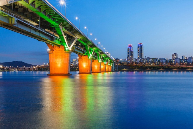 Gangnam là một quận nằm ở phía Nam sông Hán Giang ở Seoul (Hàn Quốc). Nó được nối với khu vực phía Bắc và trung tâm Seoul thông qua những cây cầu.