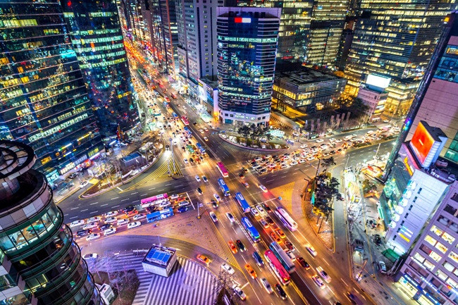 Nhắc đến Gangnam là người ta nghĩ đến một quận giàu có, với những tòa nhà hiện đại cùng các con phố mua sắm hàng hiệu hút chị em phụ nữ và giới nhà giàu.