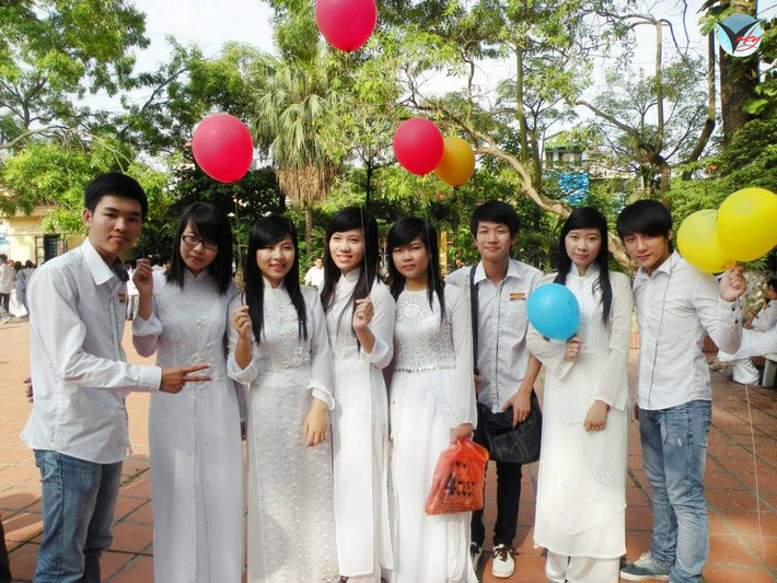 "Sếp Sky" hào hứng chụp ảnh cùng các bạn nam trong lớp.