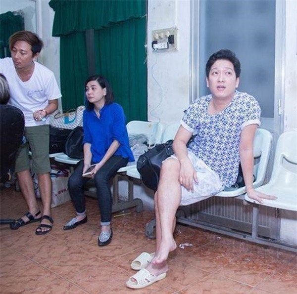 Mặc ai chưng diện cầu kỳ, Mười Khó vẫn cứ chân chất cùng áo phông, quần short, đúng với cái tên của anh.