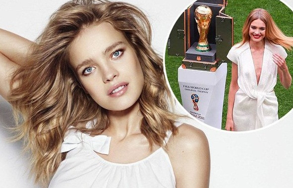 Chân dài cho hay được rước cup vàng World Cup là một trong những vinh dự lớn nhất của cuộc đời cô.