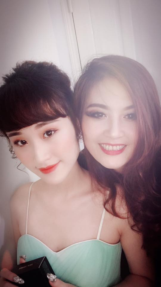 Thiên Nga kể, hiện cô sống cùng mẹ và 2 em trai. Trên trang cá nhân, cô thường đăng ảnh chụp cùng người mẹ xinh đẹp và dành tình cảm yêu thương đối với mẹ.
