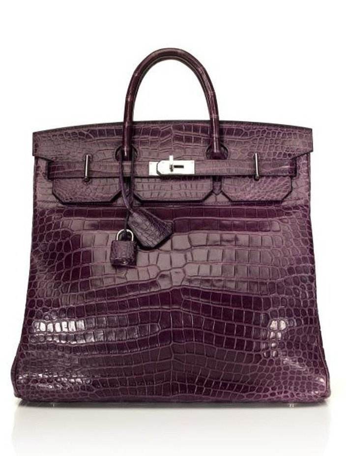 Túi Shiny Améthyste Porosus Crocodile Diamond Birkin khoảng 4,66 tỷ đồng: Tại cuộc đấu giá, chiếc túi vàng kim cương cá sấu với phần cứng kim cương và vàng trắng 18K đã được bán với giá gần 212.000 USD. Nó đã đã trở thành một cơn sốt.