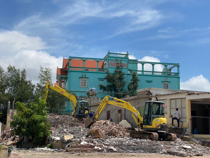 Bắt đầu từ ngày 22/9, UBND thị trấn Quất Lâm (Giao Thủy, Nam Định) đã tiến hành giải tỏa ki ốt của các hộ kinh doanh sau khi hết hạn thuê đất tại Khu du lịch biển thị trấn Quất Lâm.