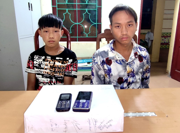 Bắt 2 đối tượng, thu giữ 6 bánh heroin: Công an huyện Điện Biên Đông (tỉnh Điện Biên) phối hợp cùng các đơn vị liên quan triệt phá thành công chuyên án 921P, bắt quả tang hai đối tượng là Mùa A Phông (sinh năm 2006) và Sùng A Dếnh (sinh năm 1999) cùng có hộ khẩu thường trú tại xã Xa Dung (Điện Biên Đông, Điện Biên) về hành vi mua bán trái phép chất ma túy.