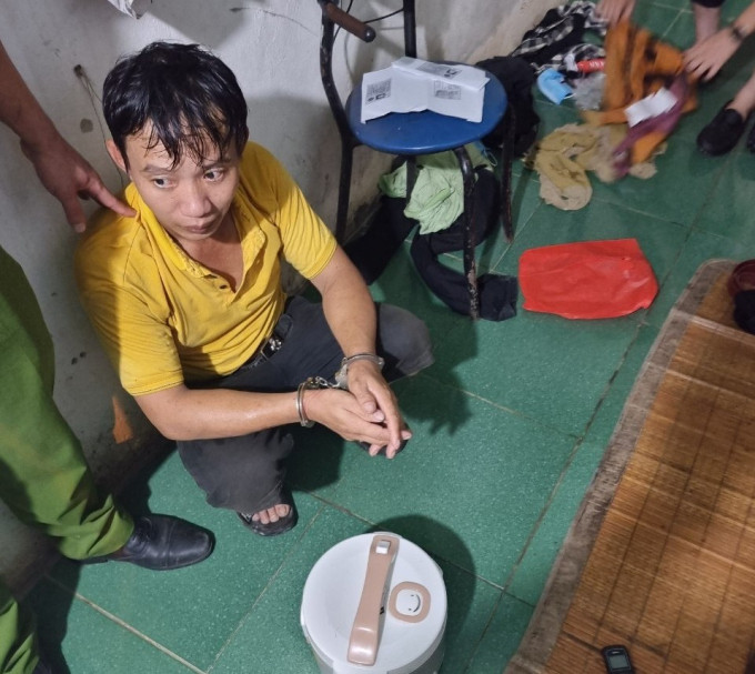 Đập đầu người đi đường, cướp tài sản: Công an TP Cẩm Phả (Quảng Ninh) khởi tố vụ án, khởi tố bị can đối với Phan Văn Hân (SN 1979, quê ở Nghệ An) hiện tạm trú tại tại tổ 10, khu 5, phường Quang Hanh, TP Cẩm Phả về hành vi cướp tài sản. Đối tượng này đã dùng vật cứng đập vào đầu nạn nhân rồi thực hiện hành vi cướp tài sản.