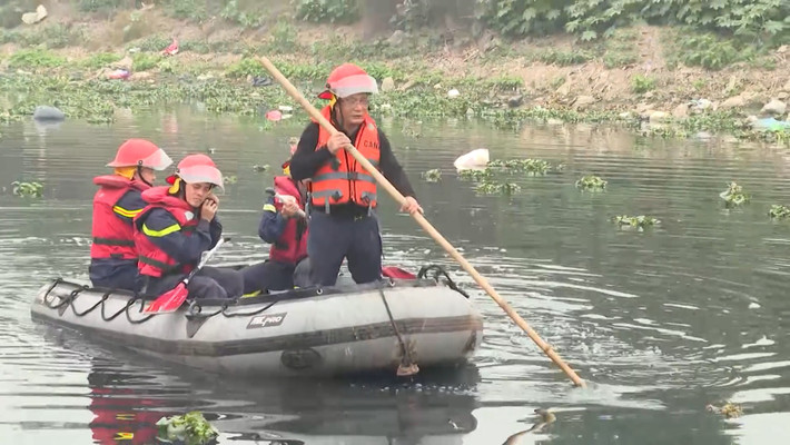 Từ lời khai của đối tượng Trung, Công an đã tiến hành tìm kiếm dọc hai bên bờ sông Nhuệ. Việc tìm kiếm diễn ra rất khó khăn do tại hiện trường đối tượng khai nhận không có dấu vết xô đẩy nào trên bụi cỏ hay mặt đất.