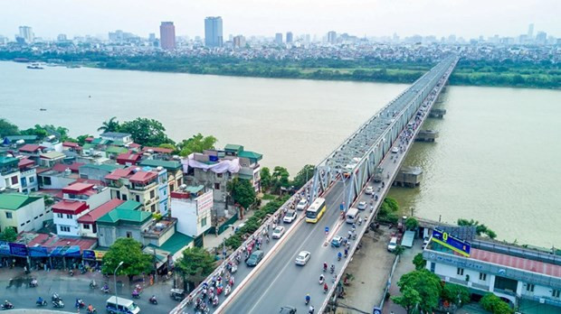 Cầu được khởi công ngày 10/10/1983, thông xe ngày 30/6/1985. Lúc bắt đầu khởi công, công trình được mang tên "Cầu treo mùa xuân". Tại cây cầu này các kỹ sư cầu đường của Việt Nam tự thử sức mình để có thể tự thiết kế và thi công các cây cầu lớn khác.