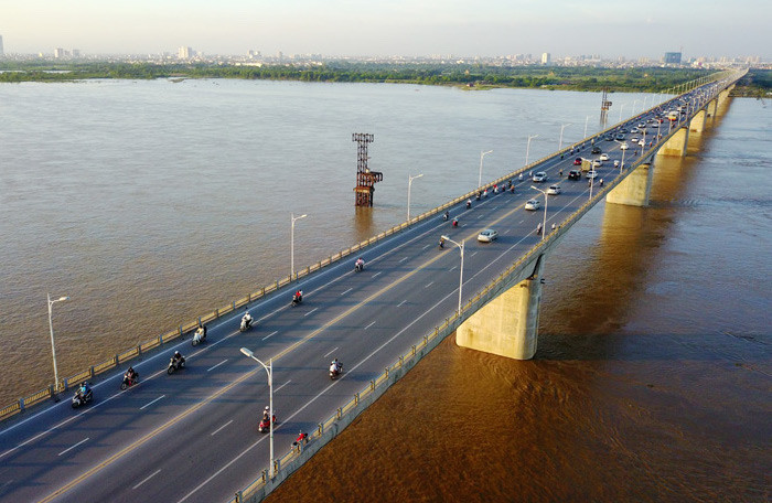 Cầu có tổng mức đầu tư dự án ban đầu là 3.700 tỷ đồng, sau đó đội vốn lên 5.500 tỷ đồng. Ngày 25/9/2009, cầu Vĩnh Tuy chính thức thông xe trở thành cây cầu rộng nhất Việt Nam thời điểm đó (năm 2014, Cầu Đông Trù trở thành cây cầu rộng nhất Việt Nam).