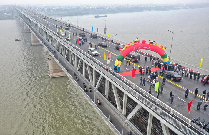 Cầu được khởi công xây dựng ngày 26/11/1974 và chính thức khánh thành vào ngày 9/5/1985. Đây là cây cầu duy nhất của Hà Nội có thời gian thi công lâu nhất lúc đó. (Ảnh: lễ thông xe dự án sửa chữa cầu Thăng Long ngày 7/1/2021)