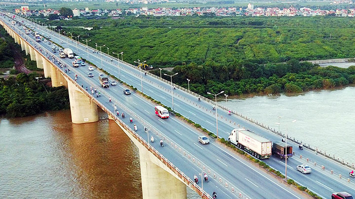 Cầu Thanh Trì có tổng mức đầu tư 5.700 tỷ đồng (410 triệu USD), sử dụng vốn vay ODA, chủ đầu tư là Bộ Giao thông Vận tải và Ban quản lý dự án Thăng Long làm đại diện chủ đầu tư. Sau khi được đưa vào sử dụng, cầu Thanh Trì đã góp phần giải quyết ách tắc giao thông vào giờ cao điểm tại các cây cầu khác.