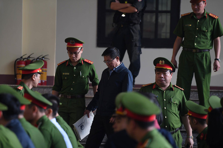 Ông Phan Văn Vĩnh đến tòa với "túi hồ sơ" trên tay.