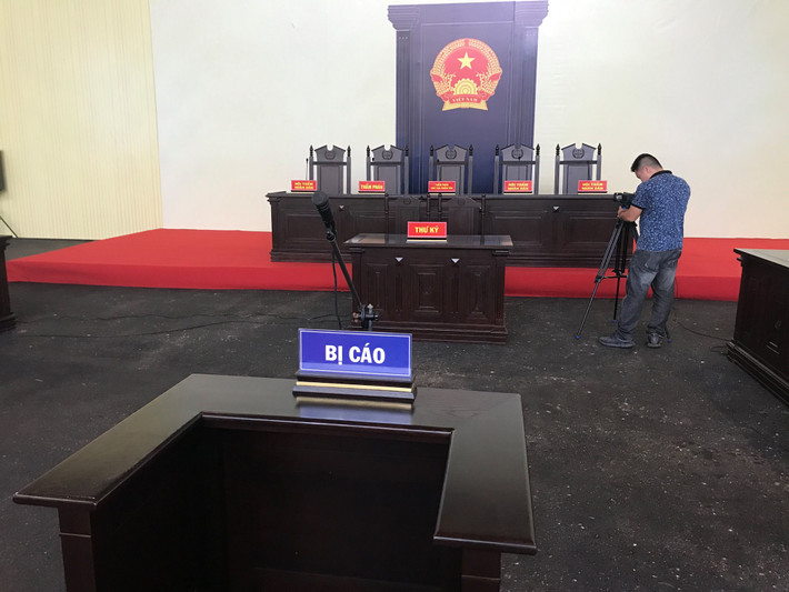 Ngày mai 12/11, TAND tỉnh Phú Thọ sẽ đưa nguyên Tổng Cục trưởng Tổng cục Cảnh sát - Phan Văn Vĩnh và nguyên Cục trưởng Cục Cảnh sát Phòng chống tội phạm sử dụng công nghệ cao - Nguyễn Thanh Hóa cùng 90 đồng phạm trong vụ án “Sử dụng mạng internet thực hiện hành vi chiếm đoạt tài sản”; “Tổ chức đánh bạc”; “Đánh bạc”; “Mua bán trái phép hóa đơn”; “Rửa tiền”; “Lợi dụng chức vụ quyền hạn trong khi thi hành công vụ” ra xét xử sơ thẩm.