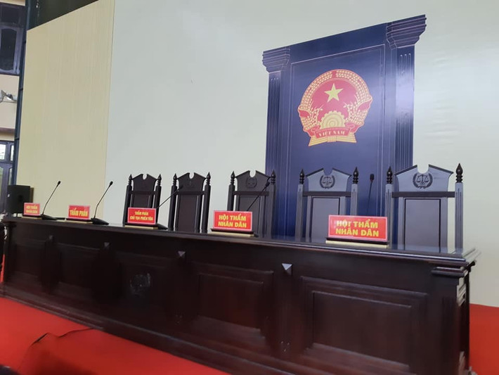Đến thời điểm này, TAND tỉnh Phú Thọ đã chuẩn bị đầy đủ cơ sở vật chất phục vụ phiên xét xử như hội trường xét xử trên sân nhà thép có lợp mái tôn diện tích khoảng 1.000m2, bố trí bàn, ghế xét xử đúng như mô hình xét xử mà Tòa án Nhân dân Tối cao đã hướng dẫn, đảm bảo tính trang nghiêm, có đầy đủ các phương tiện kỹ thuật để đảm bảo cho việc xét xử vụ án.